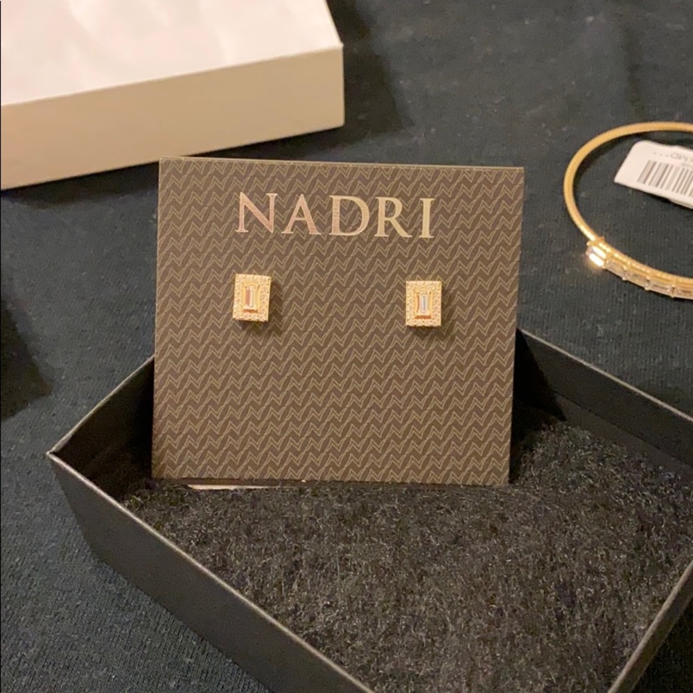 NADRI stud earring.
